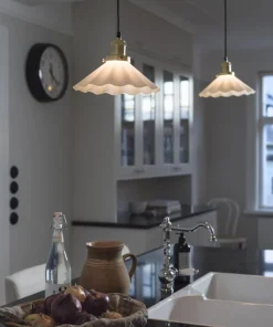 AUGUST Fönsterlampa Veckad 24,5cm Mässing/Opal