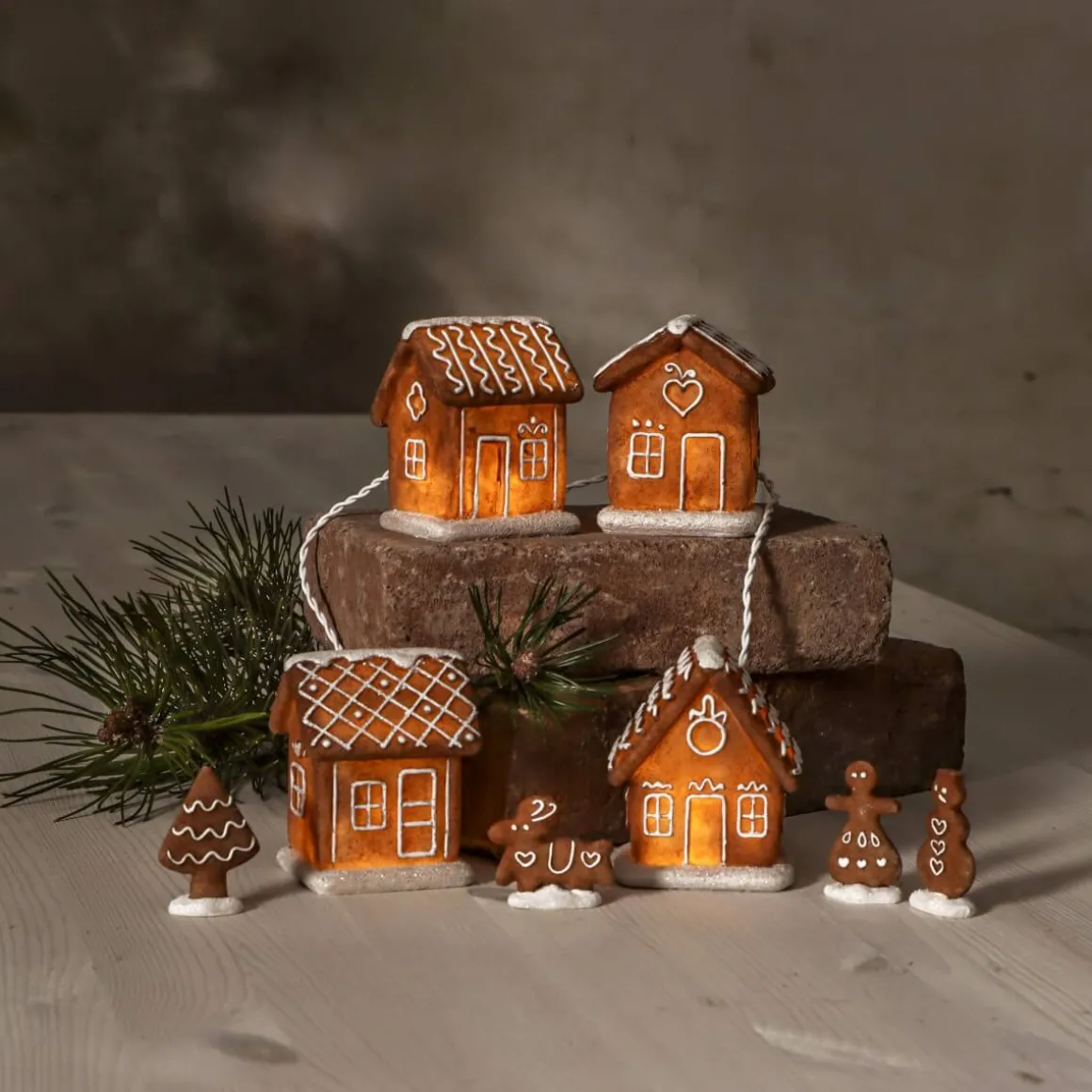 GINGERVILLE Pepparkakshus & Figurer Batteri 30cm Brun